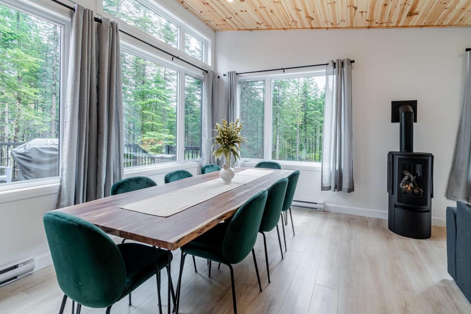 Villa Le Frigg spa swimming pool Chalet in Quebec City