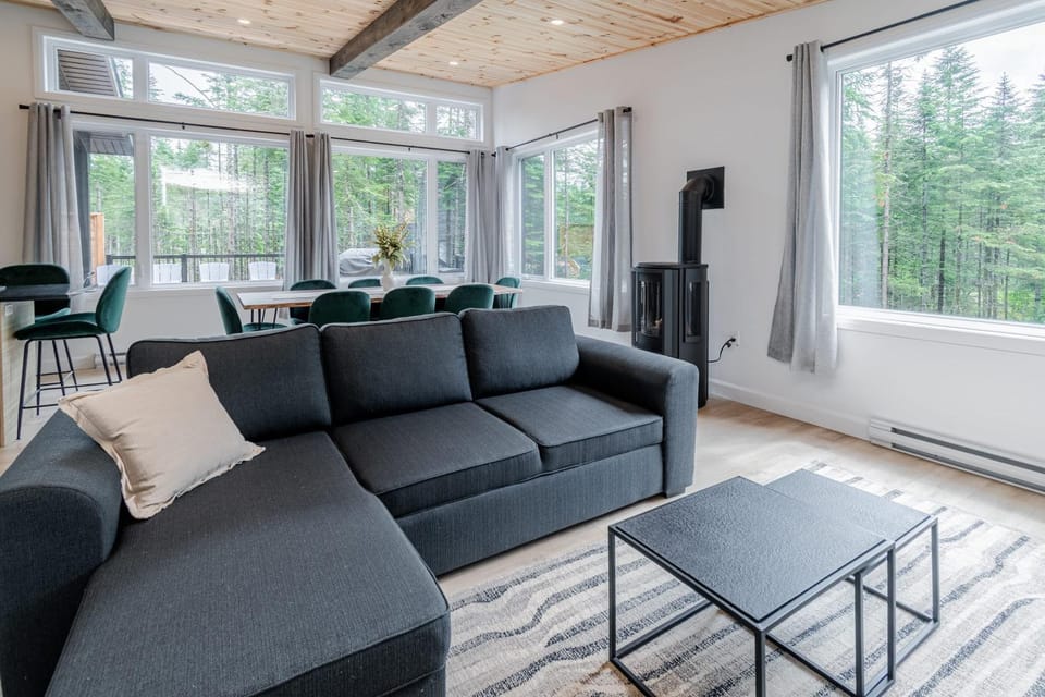 Villa Le Frigg spa swimming pool Chalet in Quebec City
