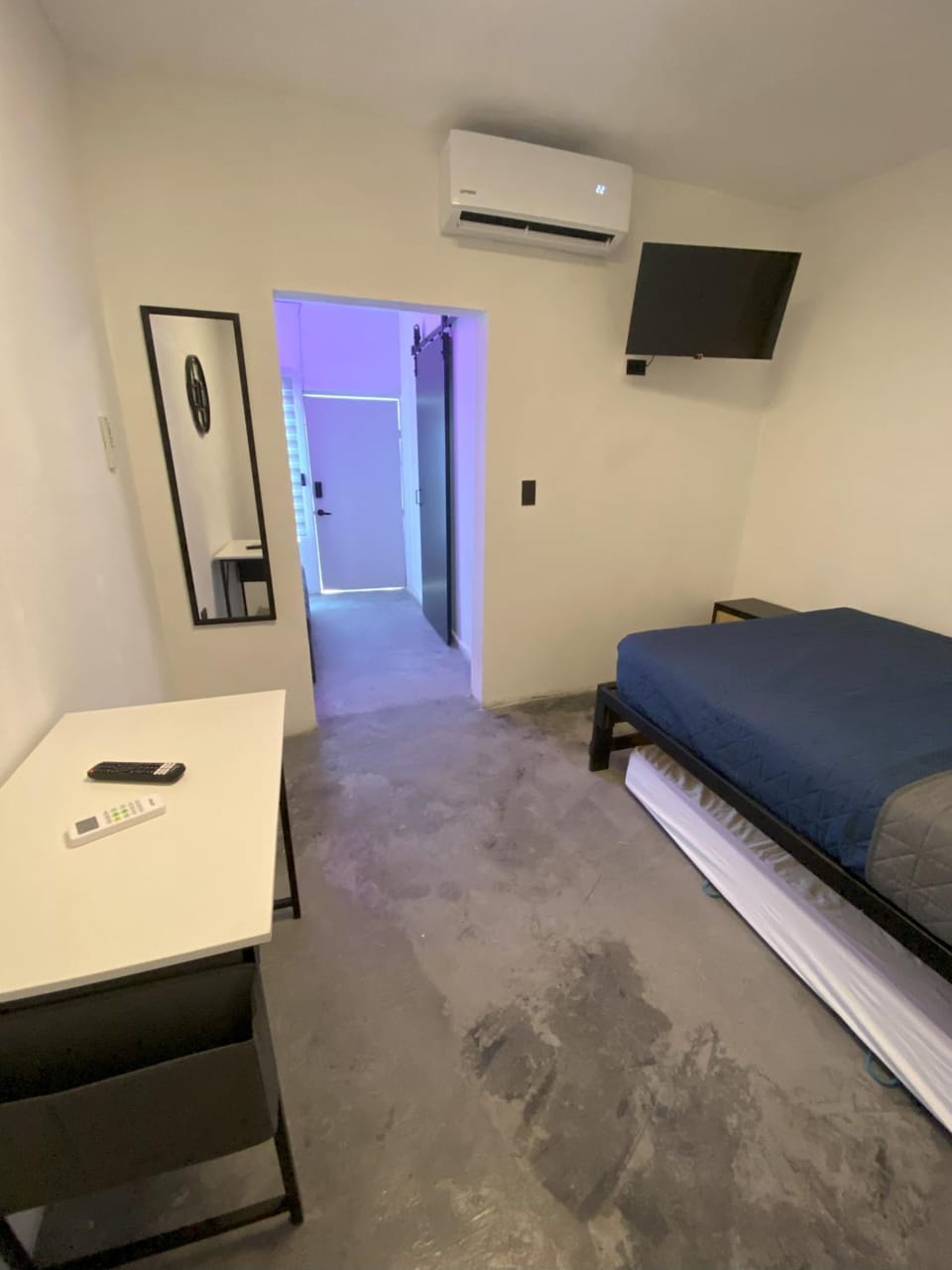 Bed, TV and multimedia, Photo of the whole room, Seating area, Bedroom, air conditioner