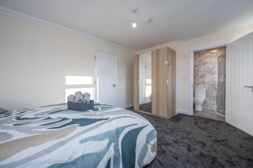 Shower, Bed, Bathroom, Bedroom, wardrobe