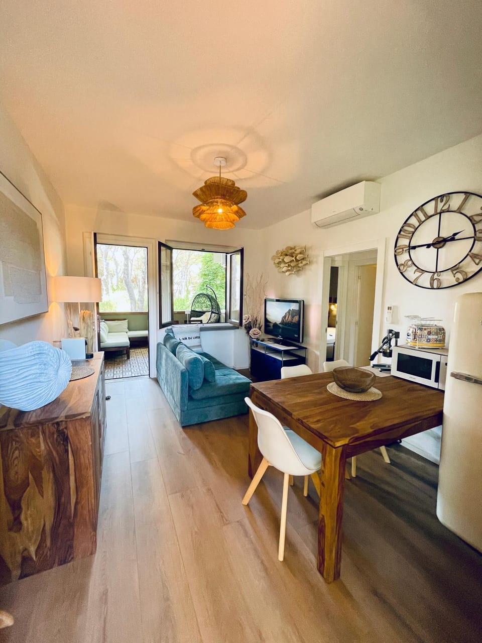 TV and multimedia, Living room, Seating area, Dining area