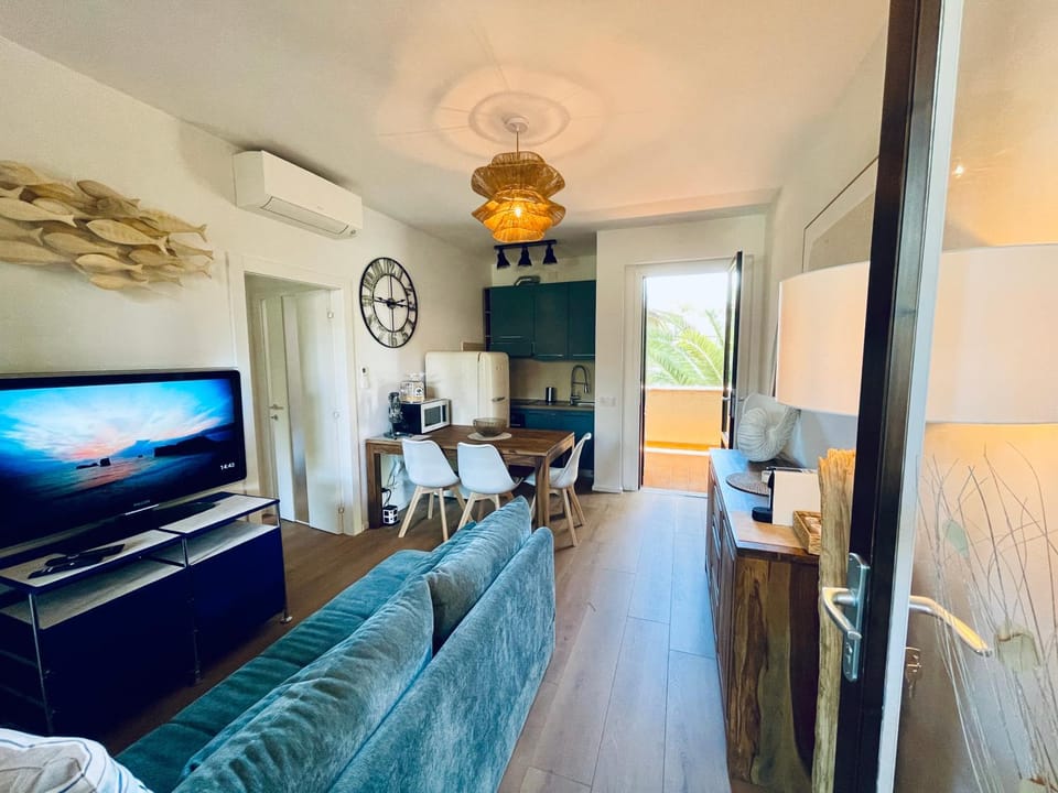 TV and multimedia, Living room, Seating area, Dining area, air conditioner