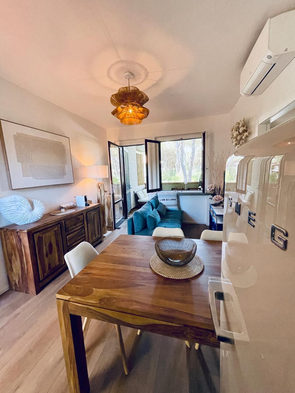Living room, Seating area, Dining area, air conditioner