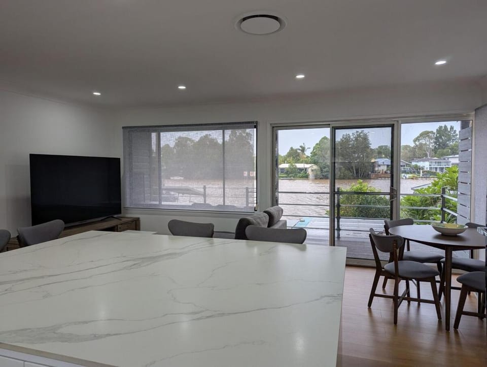 Communal lounge/ TV room, TV and multimedia, Living room, Seating area, Dining area
