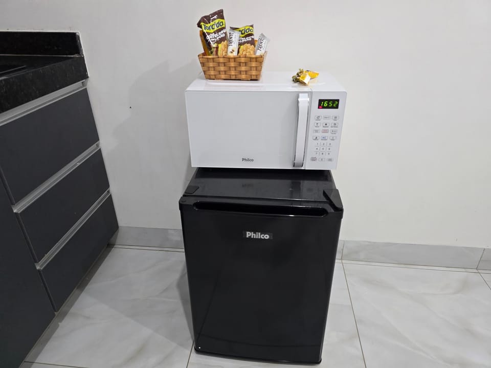 Kitchen or kitchenette, microwave, minibar