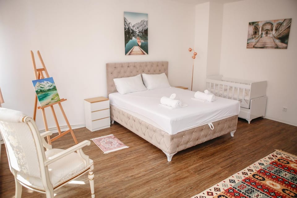 Bed, Photo of the whole room, Seating area, Bedroom, cot, towels