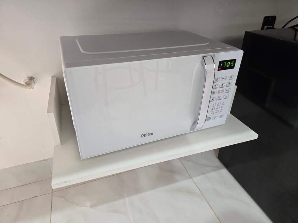 Kitchen or kitchenette, microwave, minibar