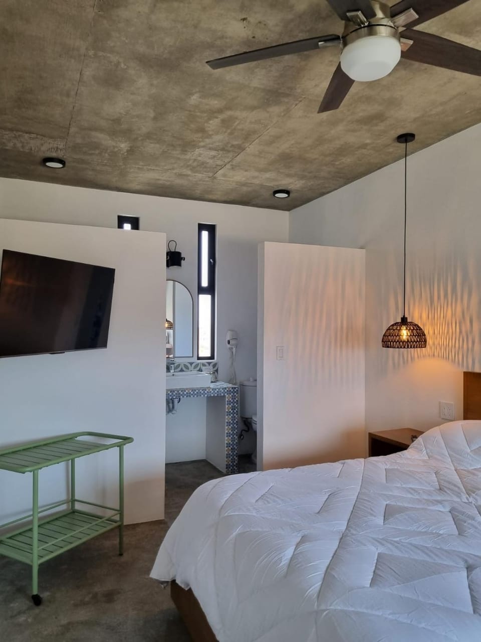 Bed, TV and multimedia, Bedroom