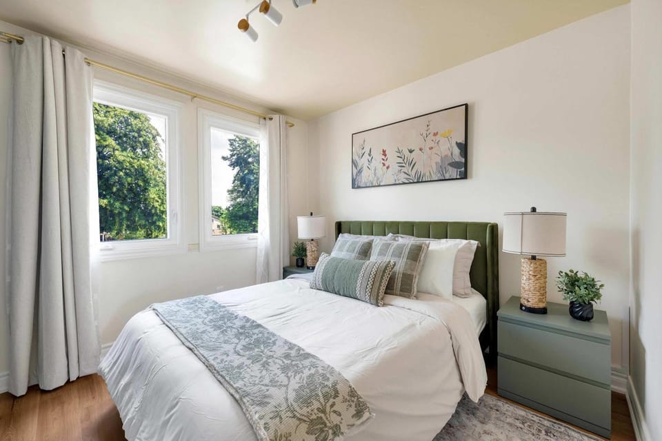 Family 4BDR 2BA with Basement in Mississauga House in Milton