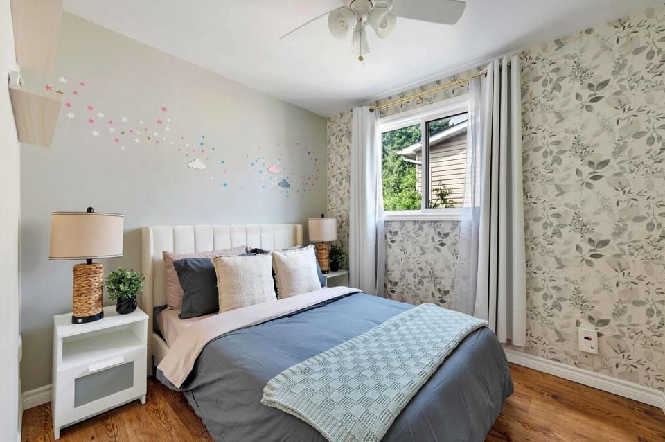 Family 4BDR 2BA with Basement in Mississauga House in Milton