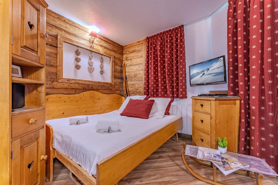 Communal lounge/ TV room, Bed