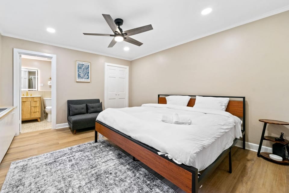 17G-2BR-2B King-Queen Bed,Parking, Walk2Mart Downtown Apartment in Atlanta