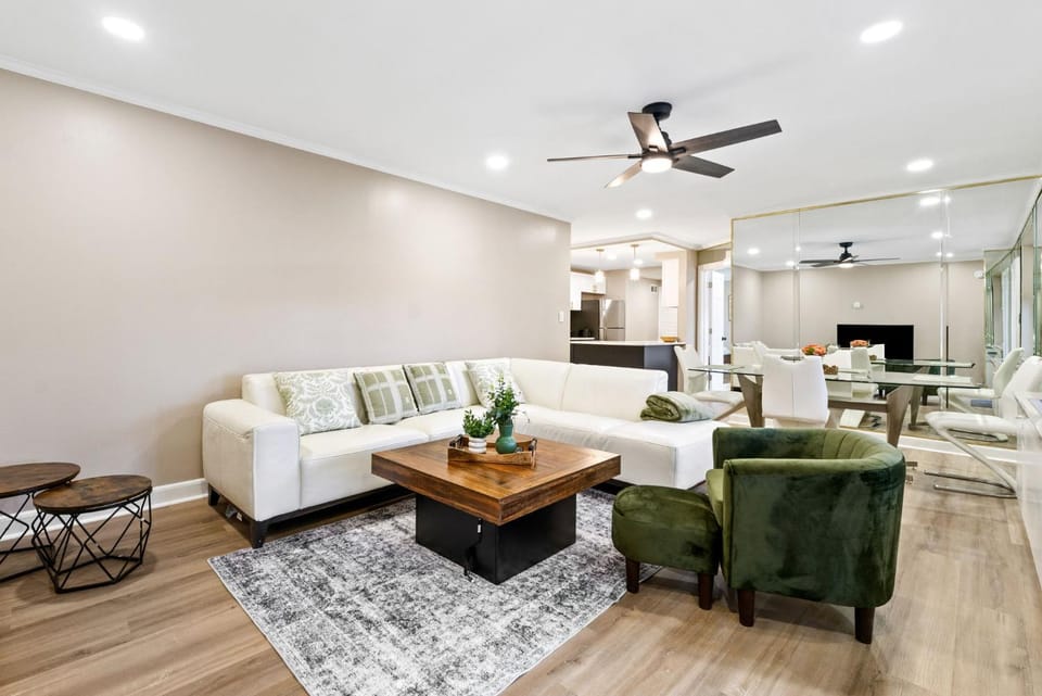 17G-2BR-2B King-Queen Bed,Parking, Walk2Mart Downtown Apartment in Atlanta