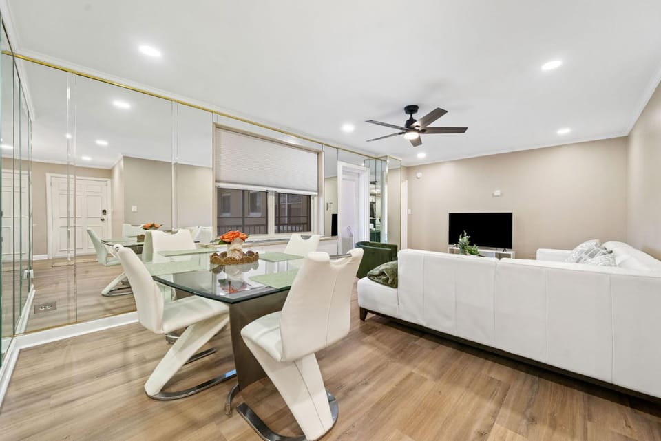 17G-2BR-2B King-Queen Bed,Parking, Walk2Mart Downtown Apartment in Atlanta