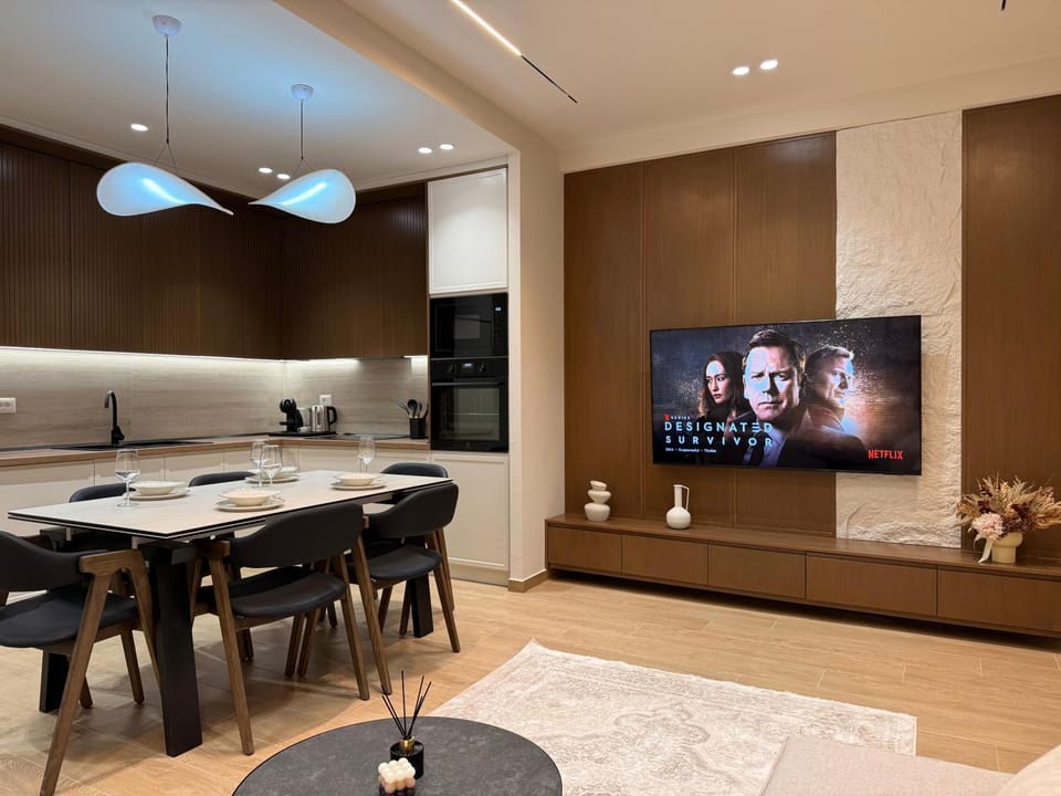 Communal lounge/ TV room, TV and multimedia, Living room, Seating area, Dining area, Evening entertainment