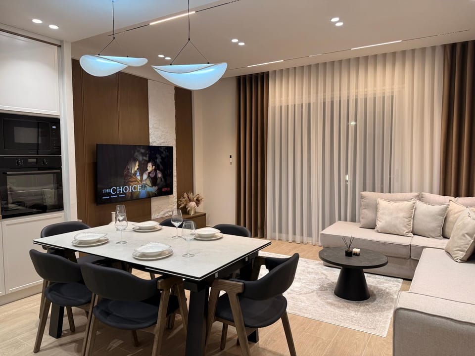 TV and multimedia, Living room, Seating area, Dining area