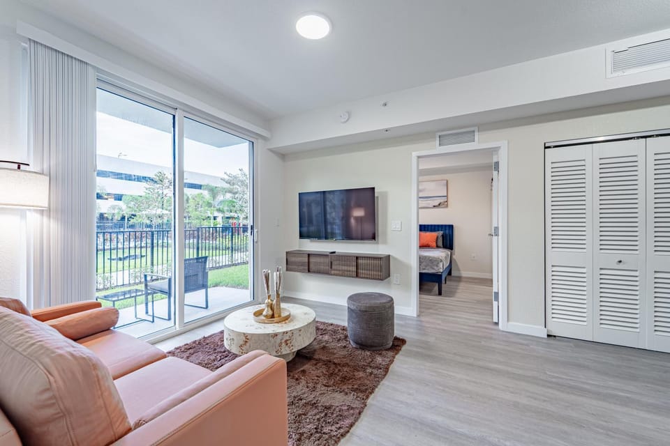 Devereaux Miami Luxury 2 Bedroom Apartment Apartment in Golden Glades