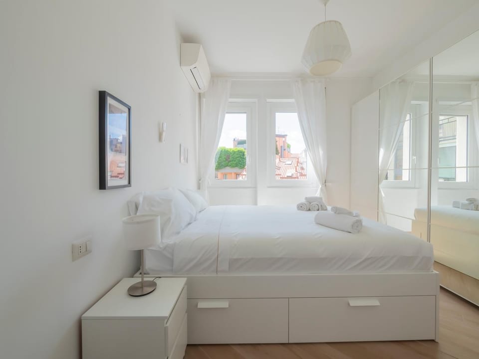 HomeLovers Simple Quite Flat Sarpi Sempione MM5 Gerusalemme Apartment in Milan