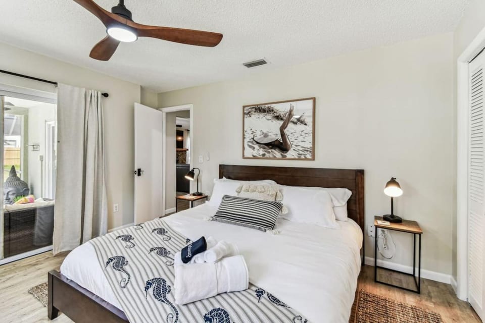 Bed, Photo of the whole room, Bedroom, towels