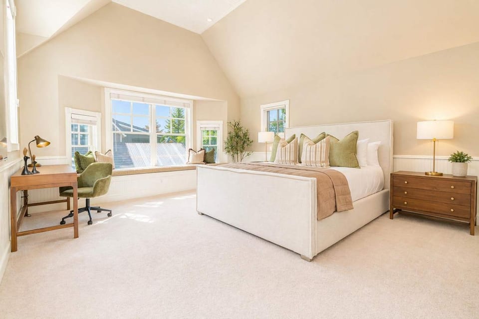Updated Spacious Home w AC & Hot Tub Walk to Town! House in Aspen