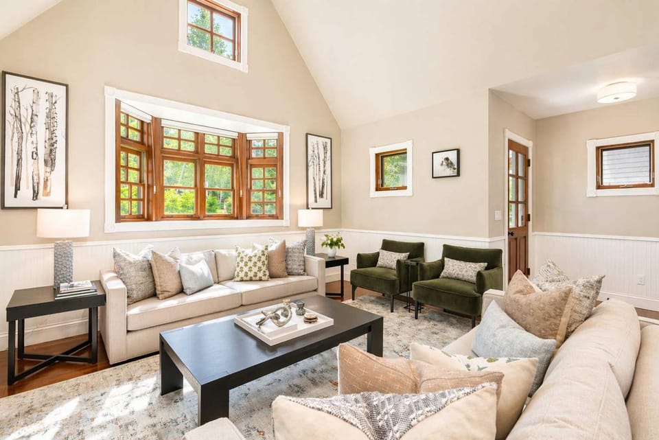 Updated Spacious Home w AC & Hot Tub Walk to Town! House in Aspen