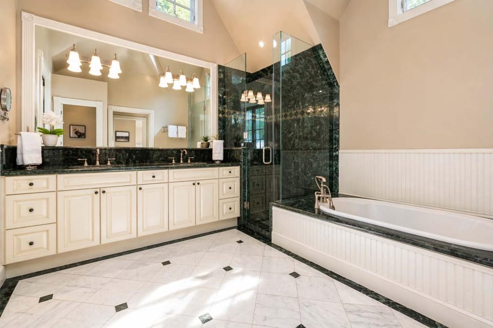 Updated Spacious Home w AC & Hot Tub Walk to Town! House in Aspen