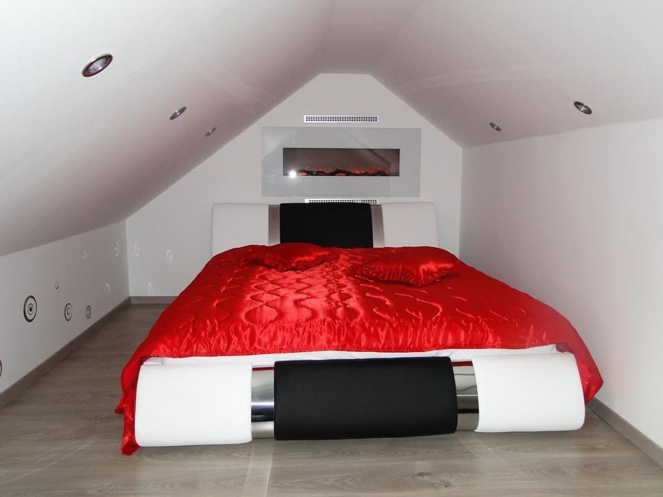 Bed, Photo of the whole room, Bedroom
