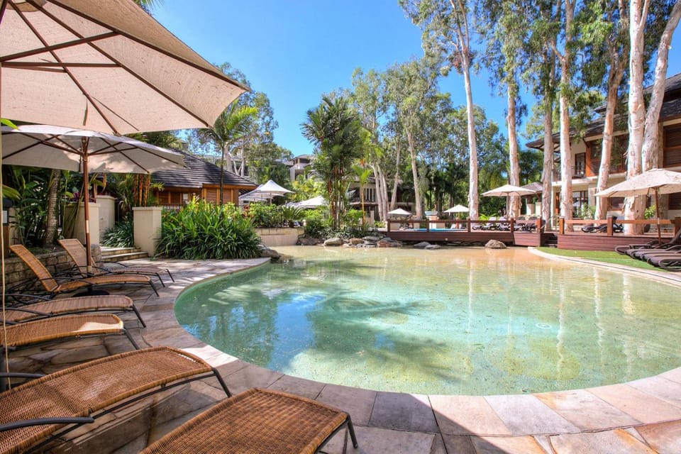 Swimming pool, sunbed