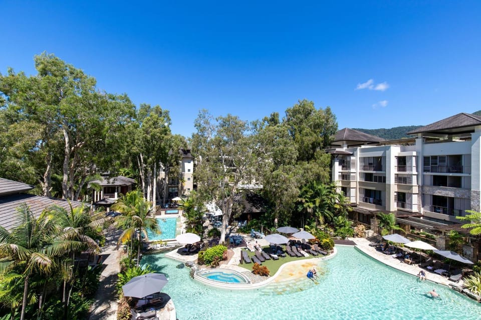 Property building, Swimming pool, sunbed