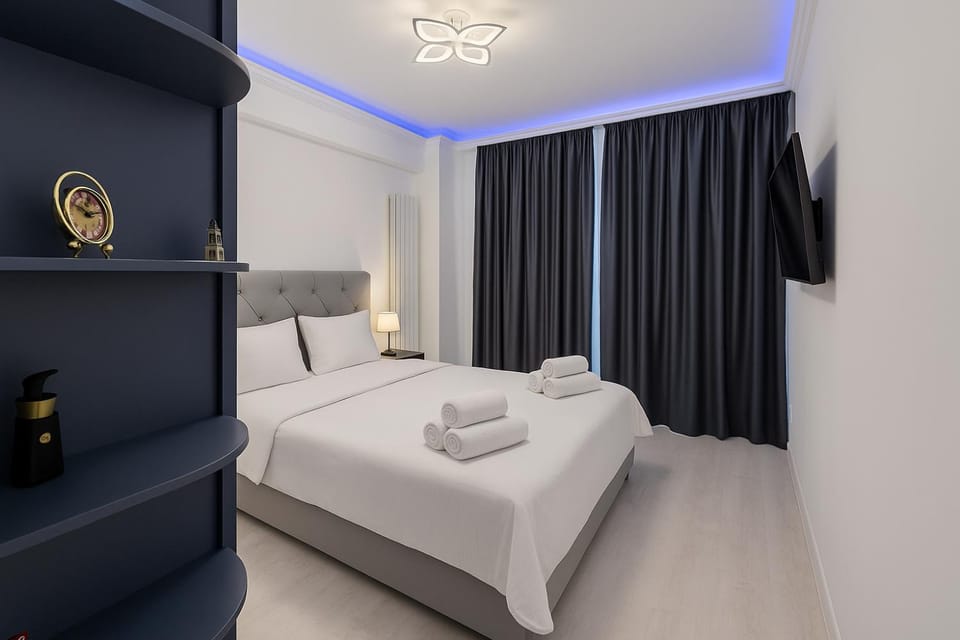 Bed, TV and multimedia, Photo of the whole room, Bedroom, towels