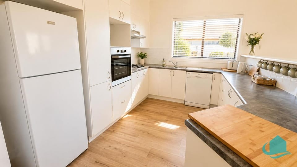 Barefoot Coastal home - walk to Blacksmiths Beach House in Swansea