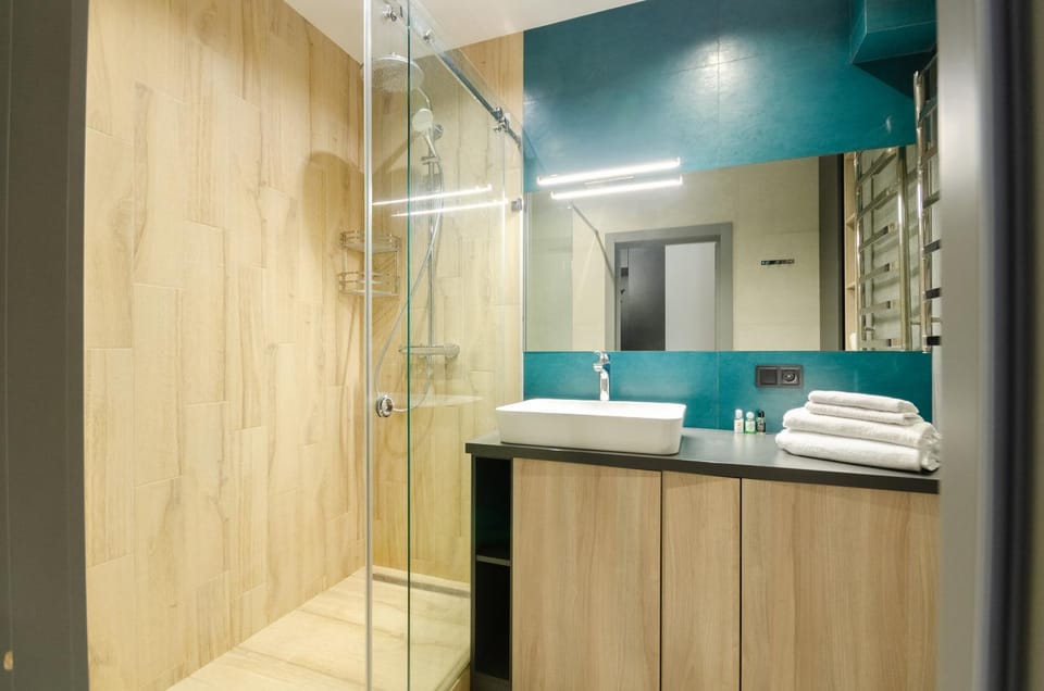 Shower, towels, dryer