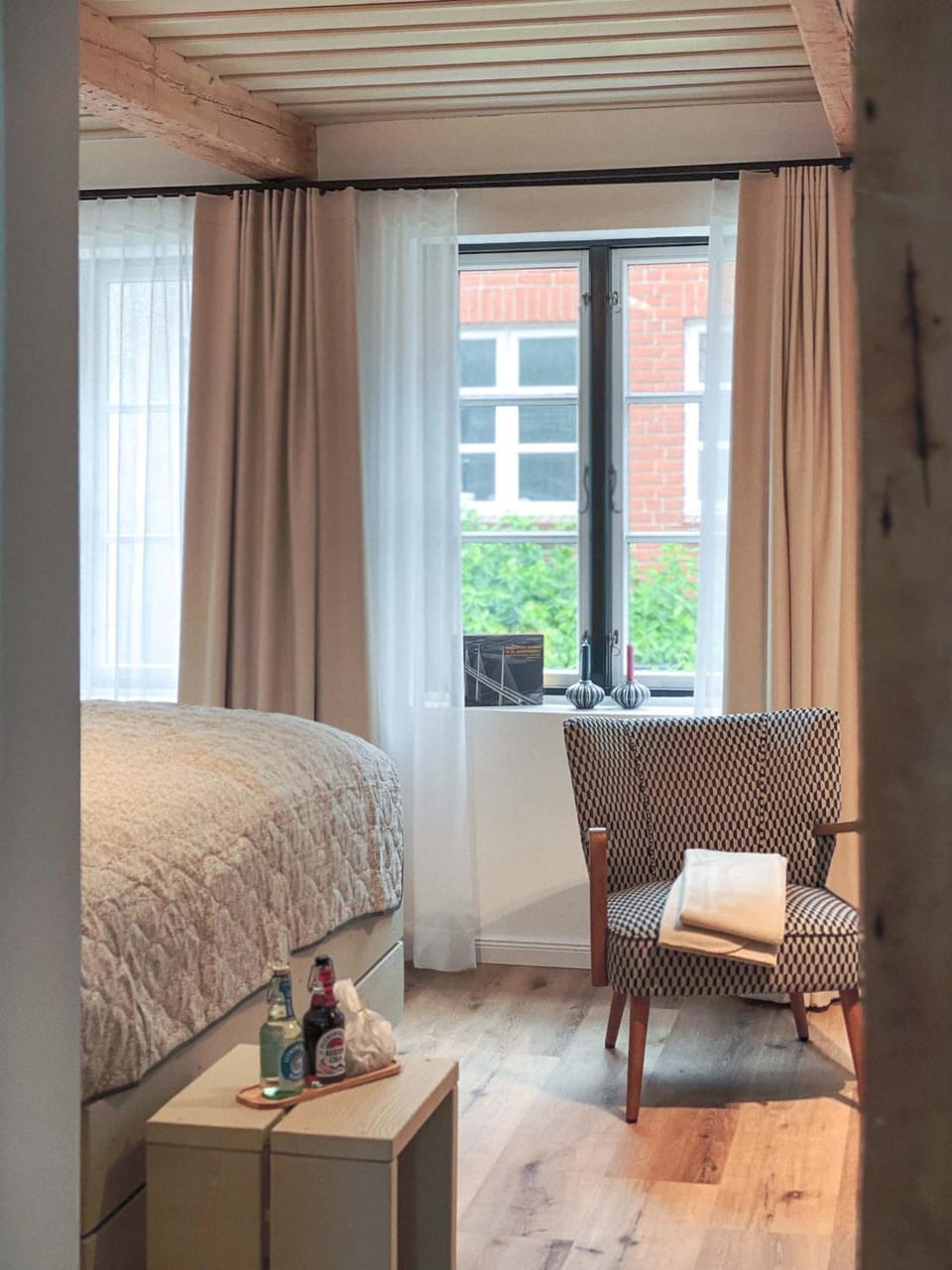 Photo of the whole room, Seating area, Bedroom