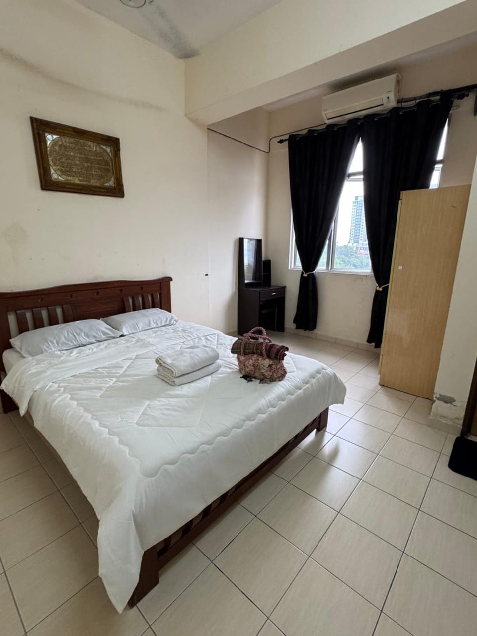 Bed, Bedroom, towels