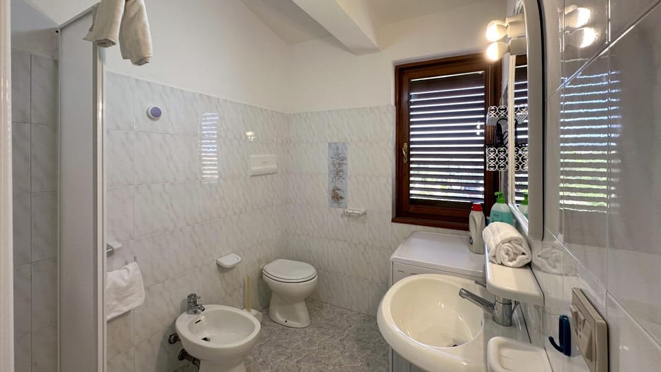 Shower, Toilet, Bathroom, bidet, towels