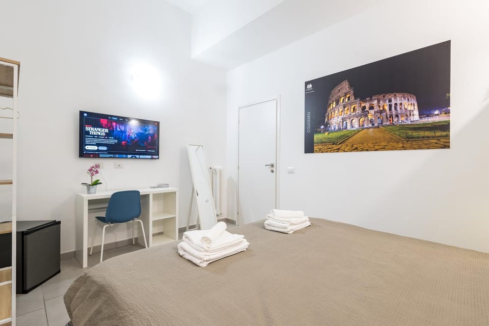 Bed, TV and multimedia, Photo of the whole room, Bedroom, towels