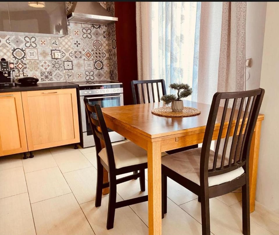 Kitchen or kitchenette, Dining area, stove