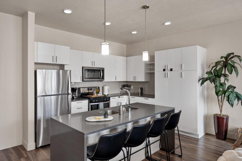 Coffee/tea facilities, Kitchen or kitchenette, Dining area, dishwasher, oven, stove, toaster