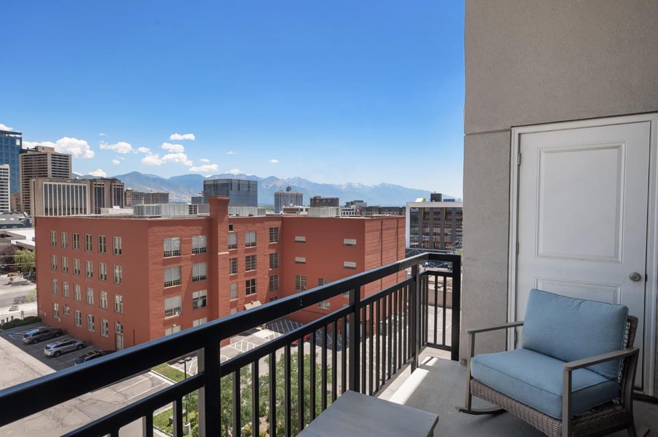 View (from property/room), Balcony/Terrace, City view, Mountain view