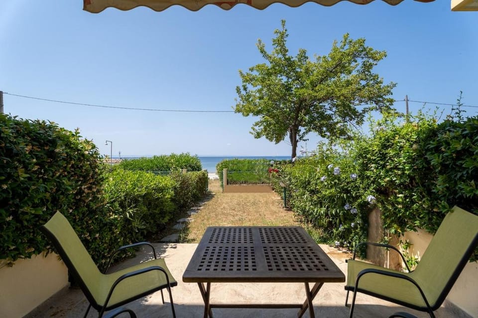 Blue Pearl-Beachfront Maisonette Apartment in Nikiti
