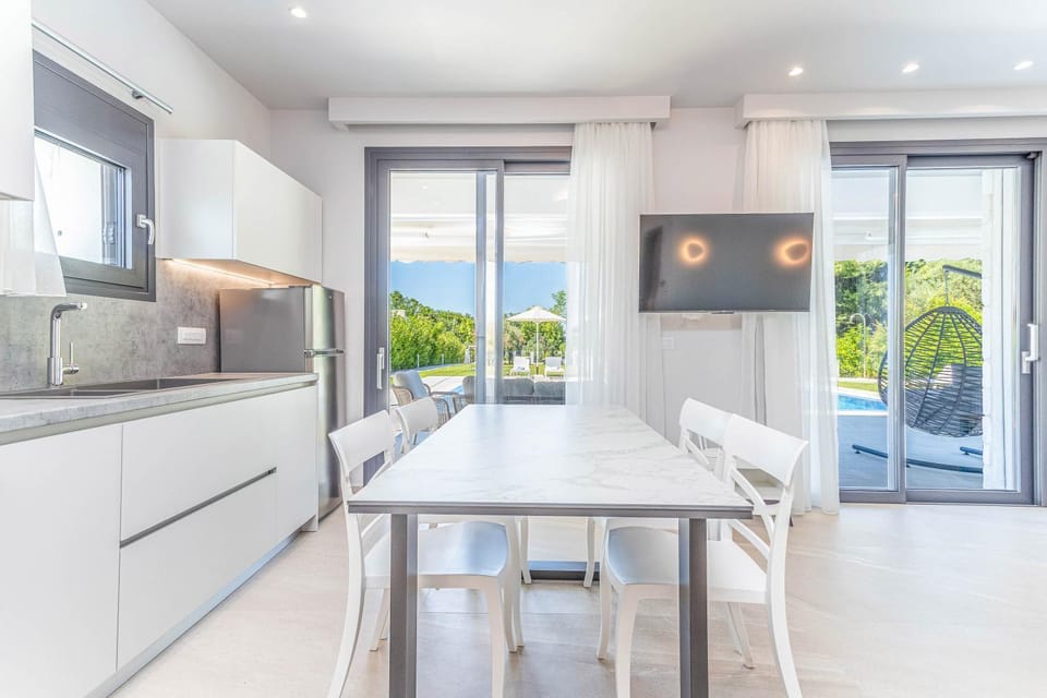 Kitchen or kitchenette, Dining area, oven, stove
