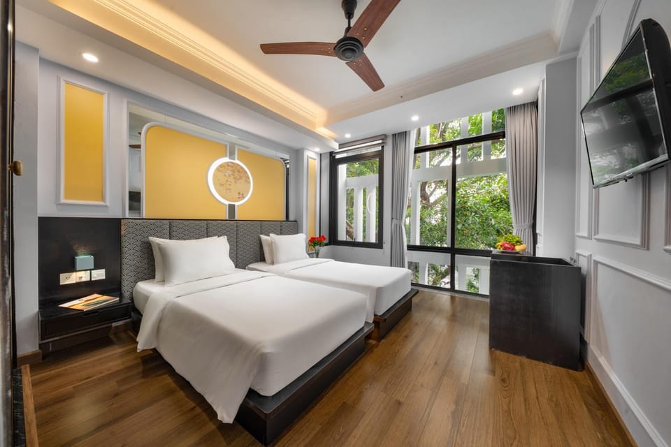 Bed, Photo of the whole room, fireplace