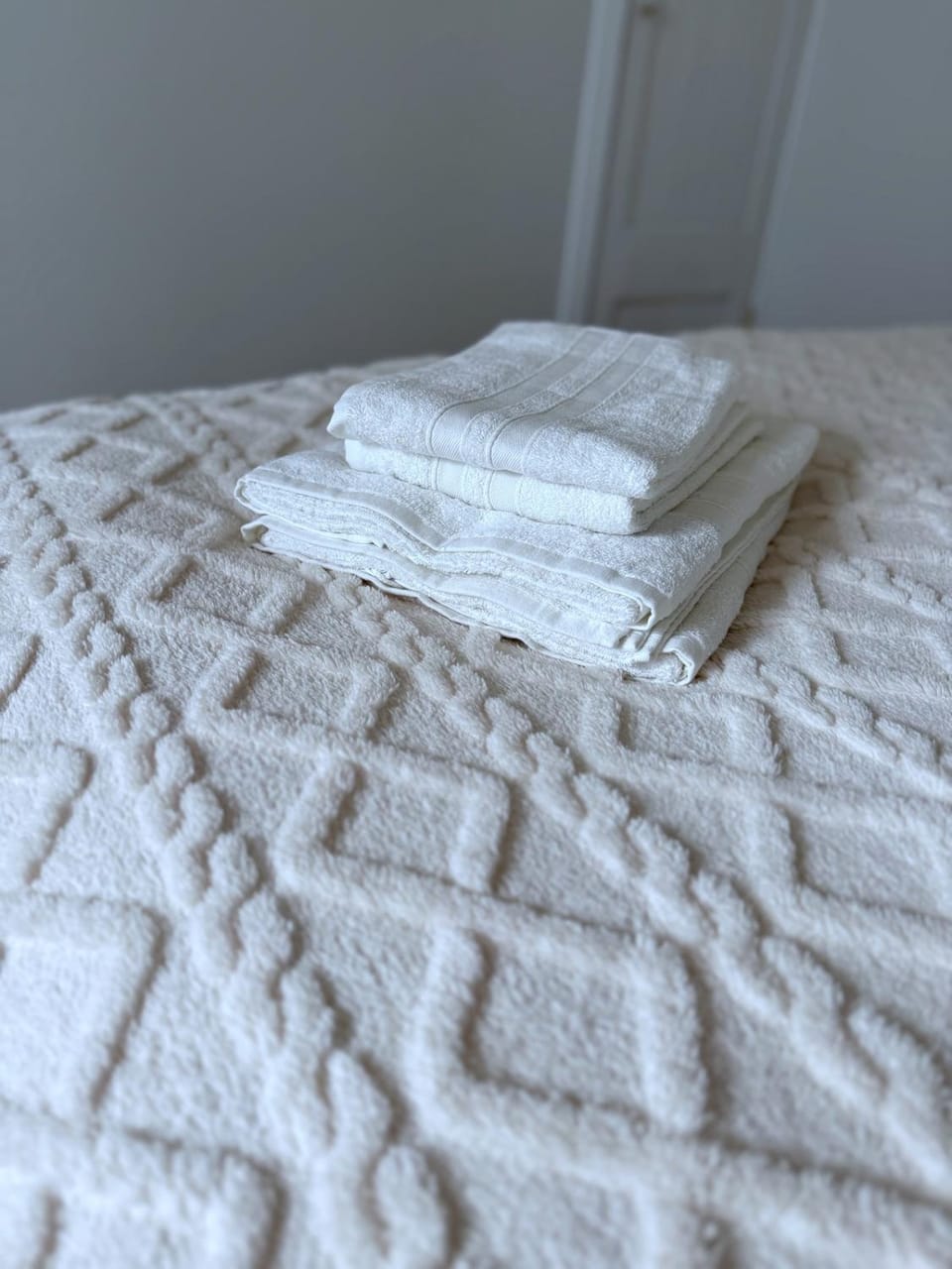 Bed, Bedroom, towels