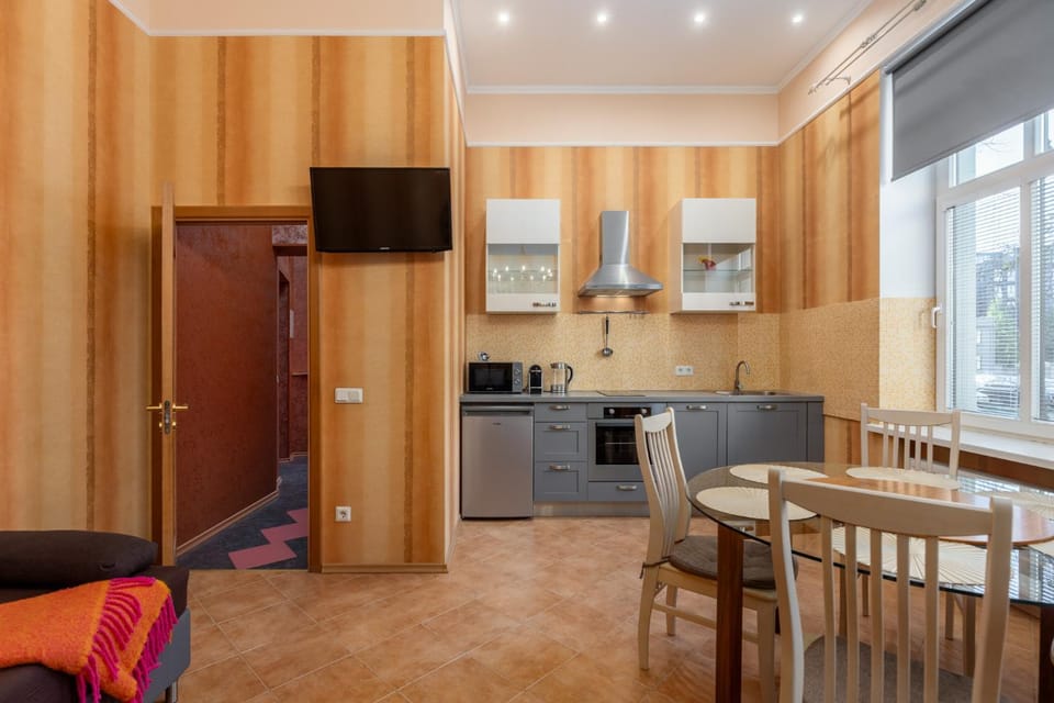 TV and multimedia, Kitchen or kitchenette, Living room, Seating area, Dining area, dishwasher, stove
