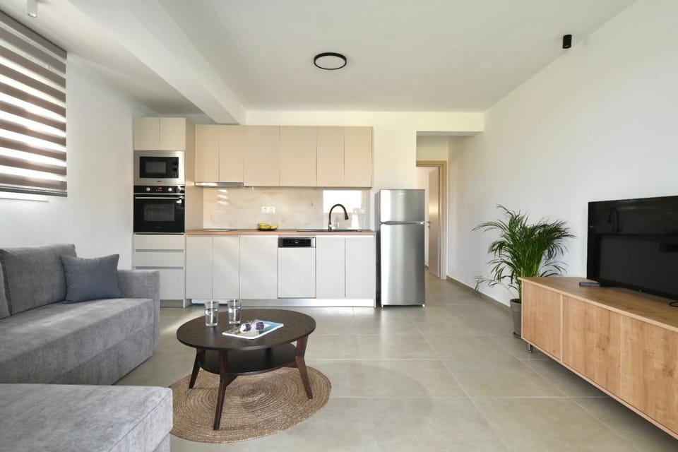 TV and multimedia, Coffee/tea facilities, Kitchen or kitchenette, Living room, Seating area, oven, stove