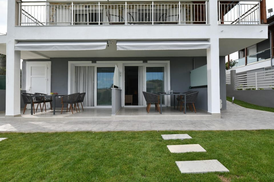 Property building, Patio, Garden, Balcony/Terrace