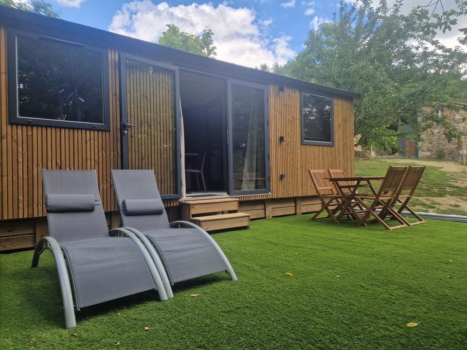 Property building, Patio, Day, Garden view, sunbed