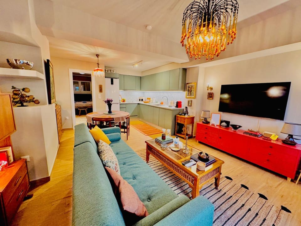 TV and multimedia, Kitchen or kitchenette, Living room, Seating area, Evening entertainment