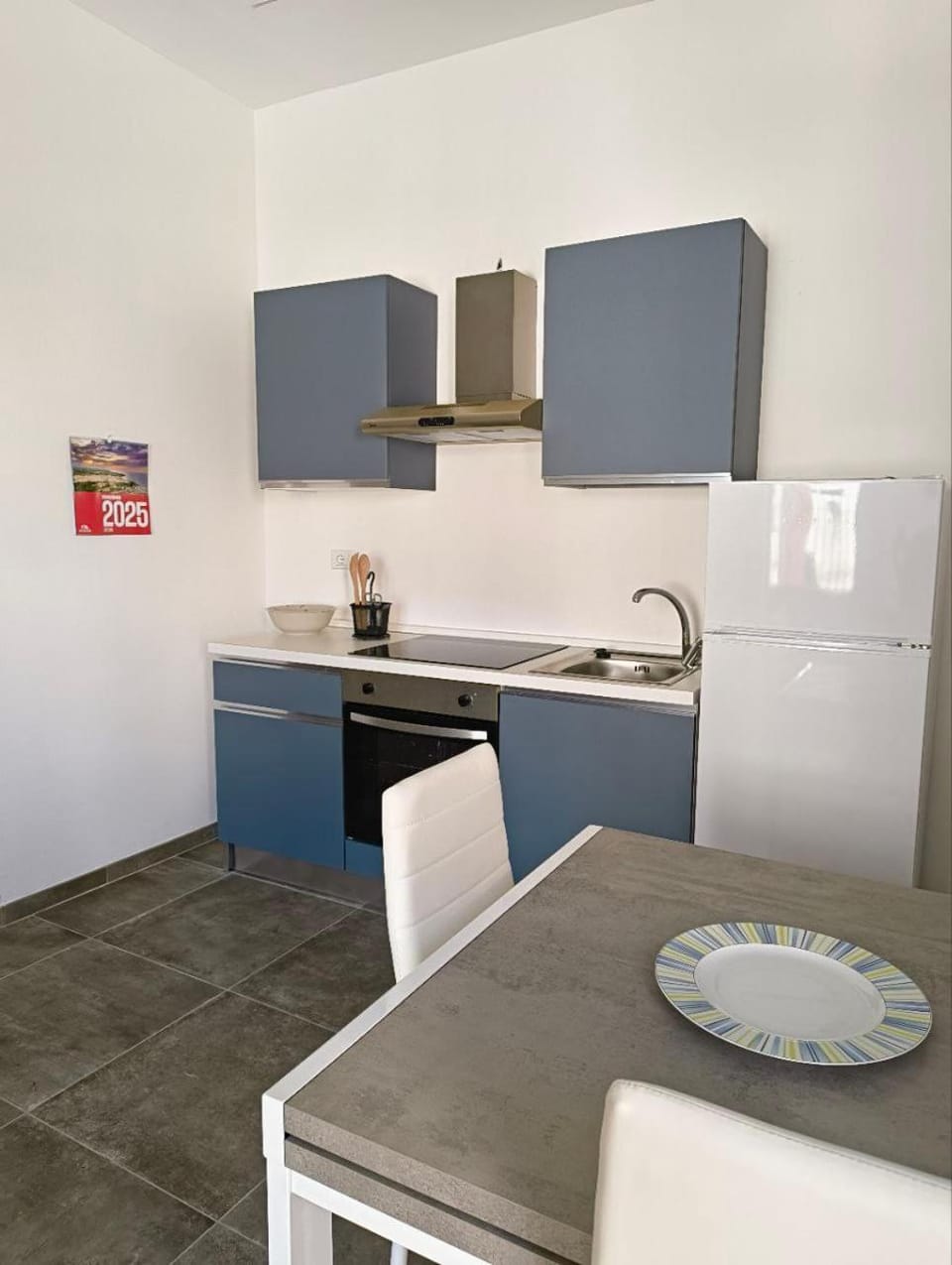 Kitchen or kitchenette, Dining area, stove