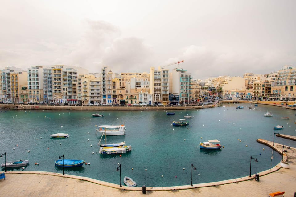 Property building, Day, Sea view, Location